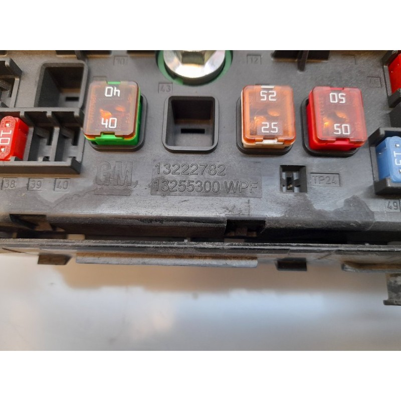 Recambio de caja reles / fusibles para opel insignia berlina essentia referencia OEM IAM 13222782 13255300 - Blanco 2