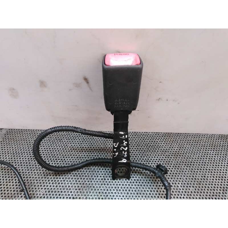 Recambio de enganche cinturon delantero derecho para toyota corolla verso (r1) 2.2 turbodiesel cat referencia OEM IAM - Blanco 2
