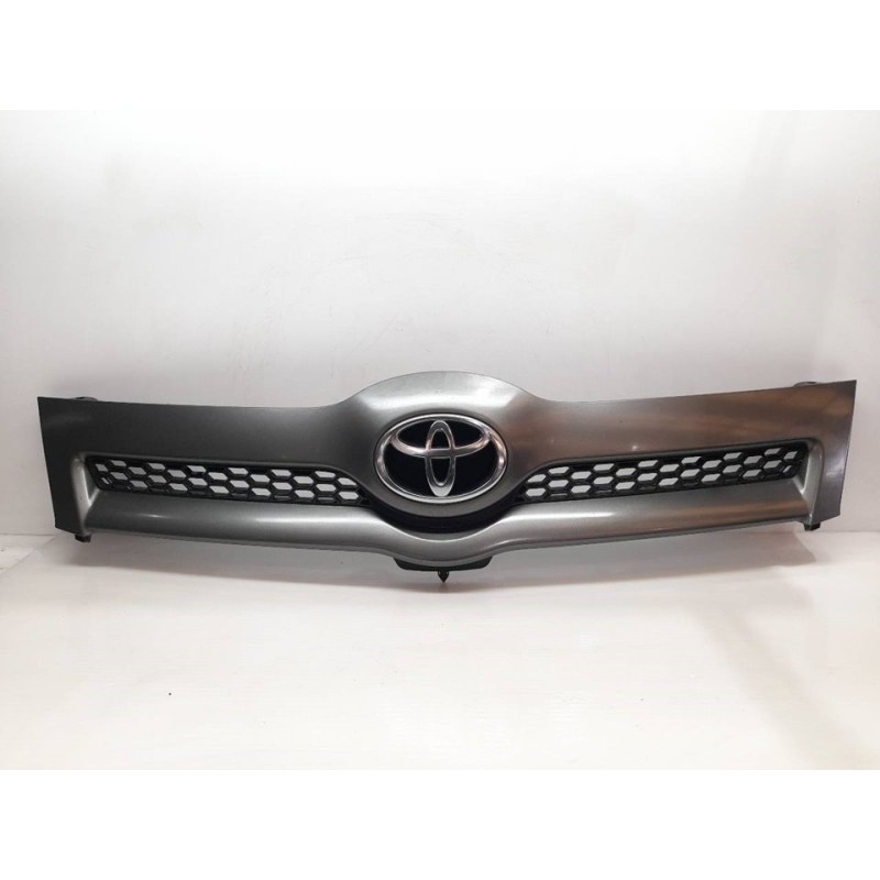 Recambio de rejilla delantera para toyota corolla verso (r1) 2.2 d-4d luna referencia OEM IAM 531110F020