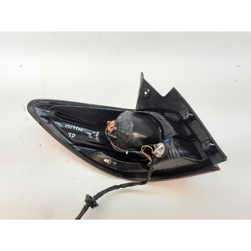 Recambio de piloto trasero derecho para chevrolet cruze hatchback lt referencia OEM IAM - Blanco 2