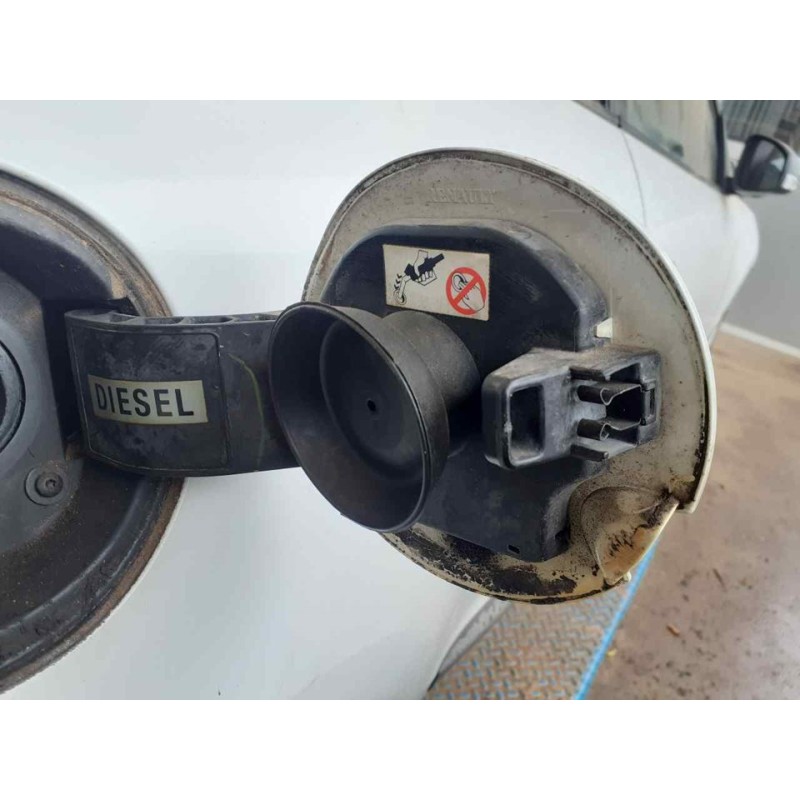 Recambio de tapa exterior combustible para renault megane iii coupe dynamique referencia OEM IAM - Blanco 2