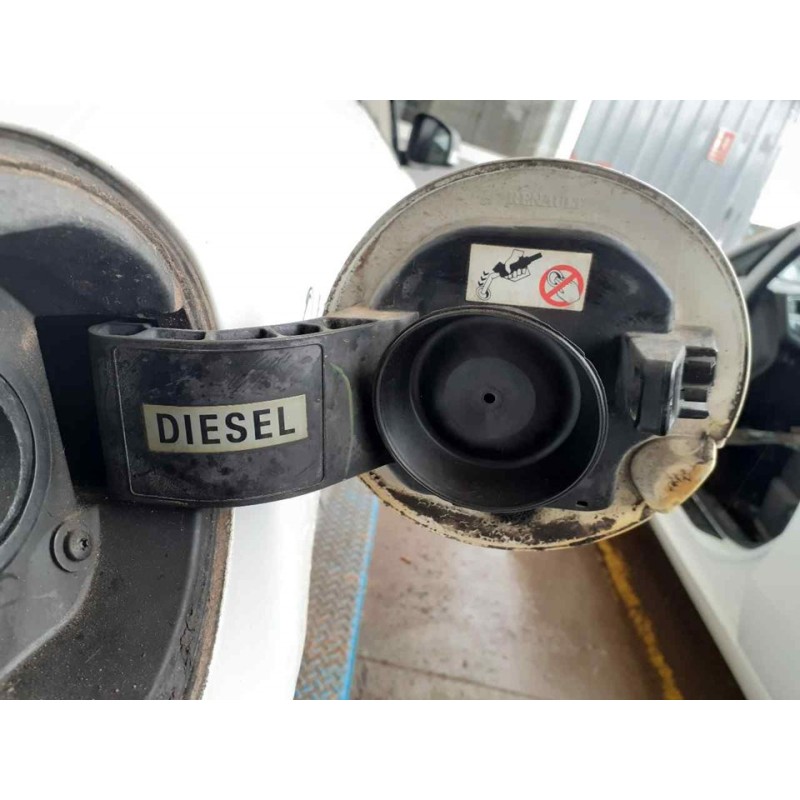 Recambio de tapa exterior combustible para renault megane iii coupe dynamique referencia OEM IAM - Blanco 3