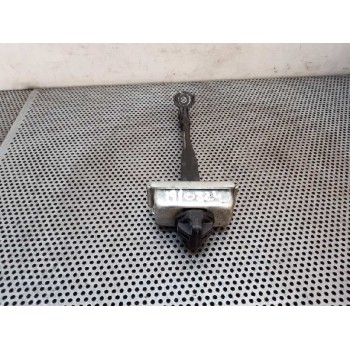 RETENEDOR PUERTA TRASERA IZQUIERDA 