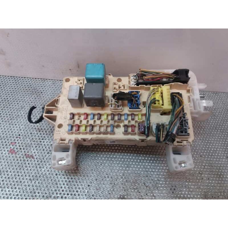Recambio de caja reles / fusibles para toyota corolla verso (r1) 2.2 d-4d sol referencia OEM IAM 892210F010 05120917255001