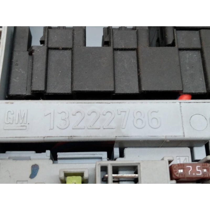 Recambio de caja reles / fusibles para opel astra j lim. excellence referencia OEM IAM 13222786 2