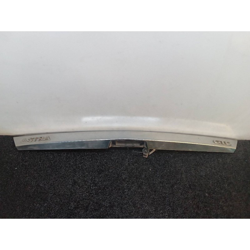 Recambio de molduras traseras para opel astra gtc enjoy referencia OEM IAM - Rojo 2