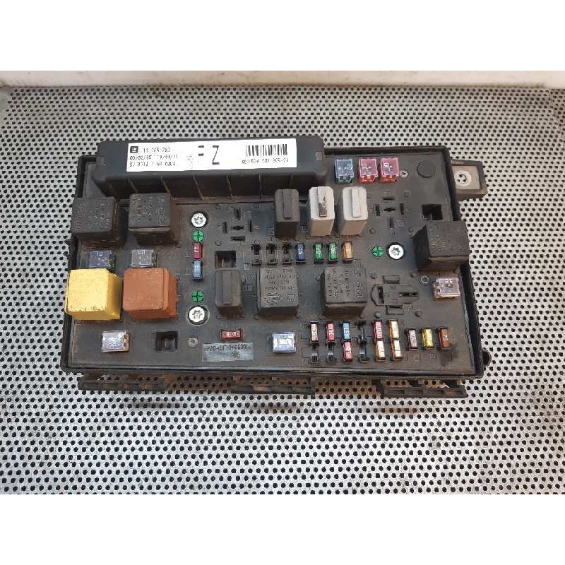 Recambio de caja reles / fusibles para opel astra gtc cosmo referencia OEM IAM 13205783 5DK00866828 