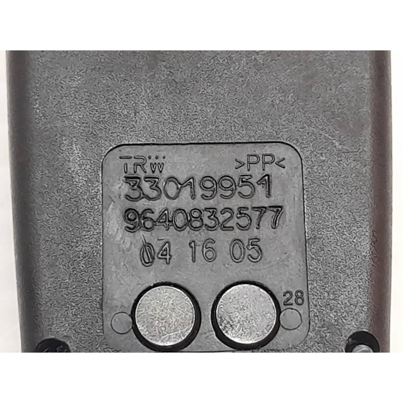 Recambio de enganche cinturon delantero derecho para citroën c2 1.1 referencia OEM IAM 9640832577 - Amarillo 2