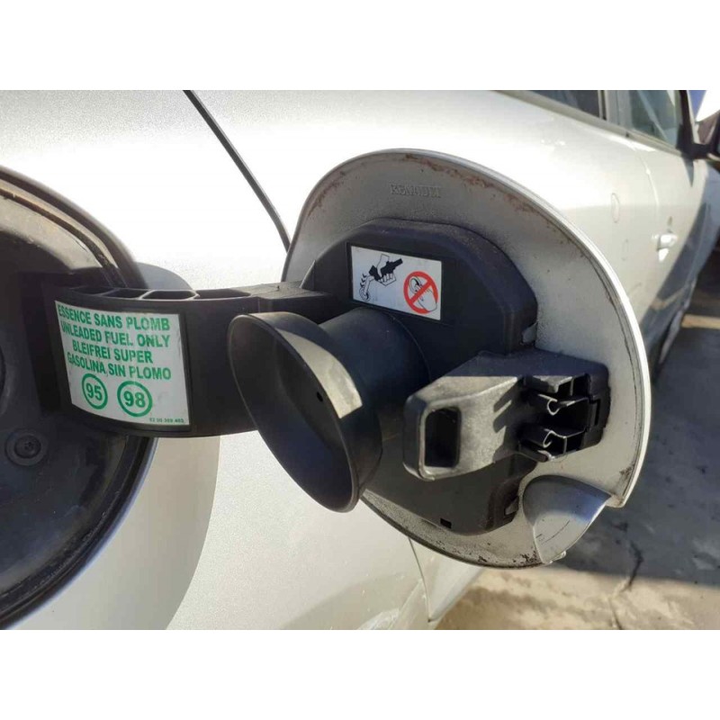 Recambio de tapa exterior combustible para renault megane iii sport tourer dynamique referencia OEM IAM 2