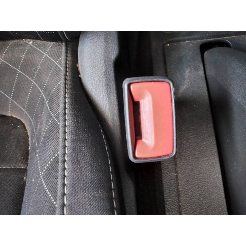 Recambio de enganche cinturon delantero derecho para skoda fabia ambition plus referencia OEM IAM - Blanco 2