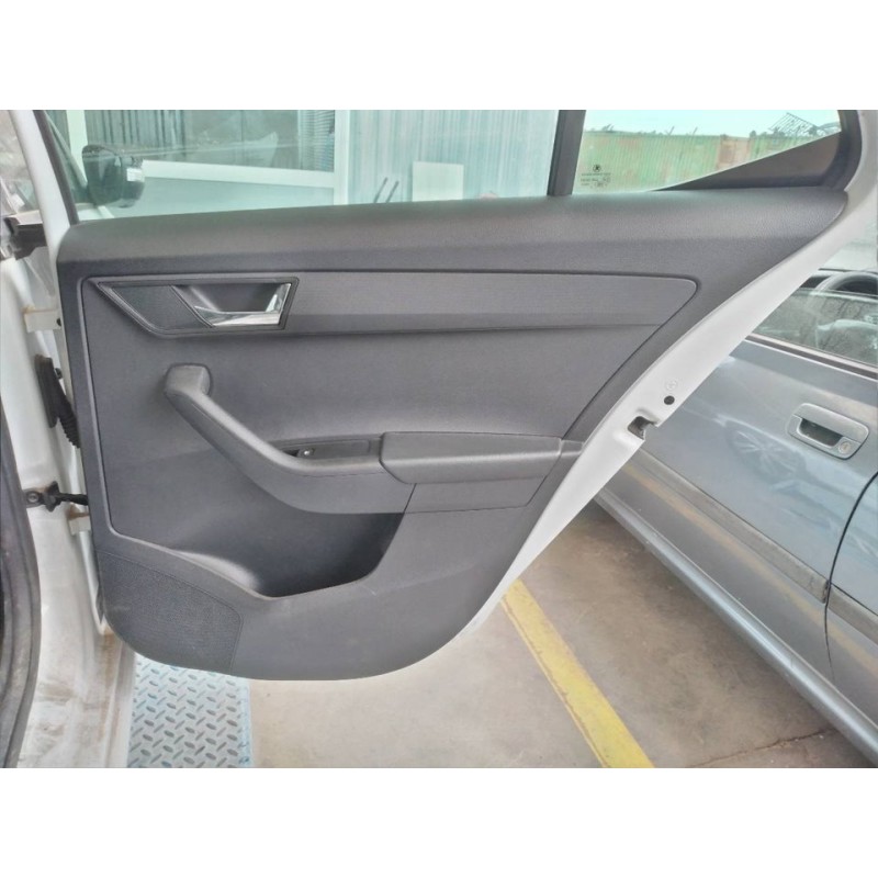 Recambio de guarnecido puerta trasera derecha para skoda fabia ambition plus referencia OEM IAM   