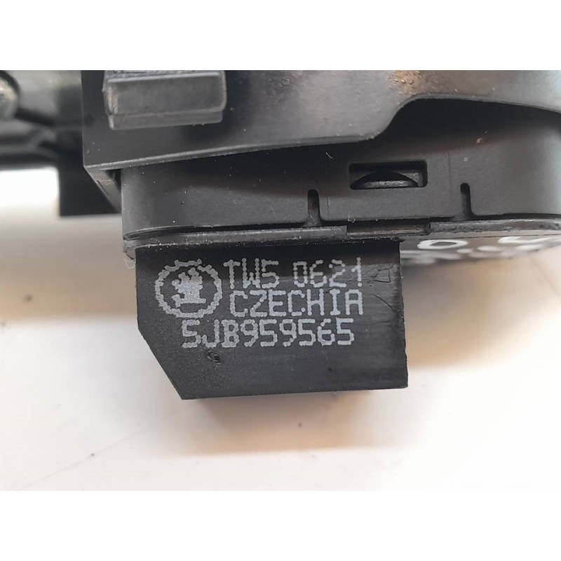 Recambio de mando retrovisor para skoda fabia ambition plus referencia OEM IAM 5JB959565 - Blanco 2