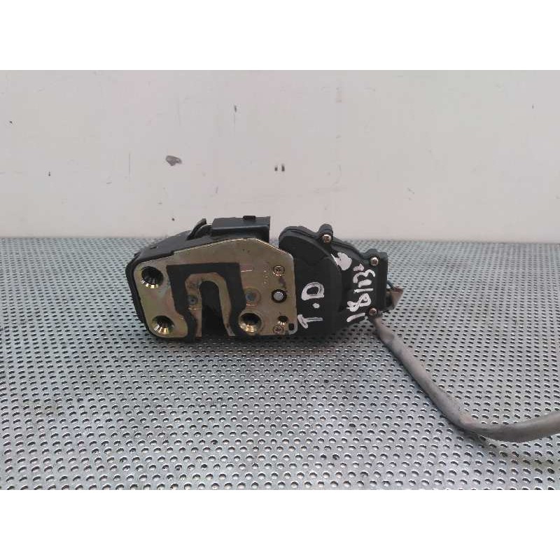 Recambio de cerradura puerta trasera derecha para kia carens 2.0 crdi lx monovolumen referencia OEM IAM RH2  