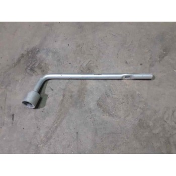 LLAVE RUEDA 