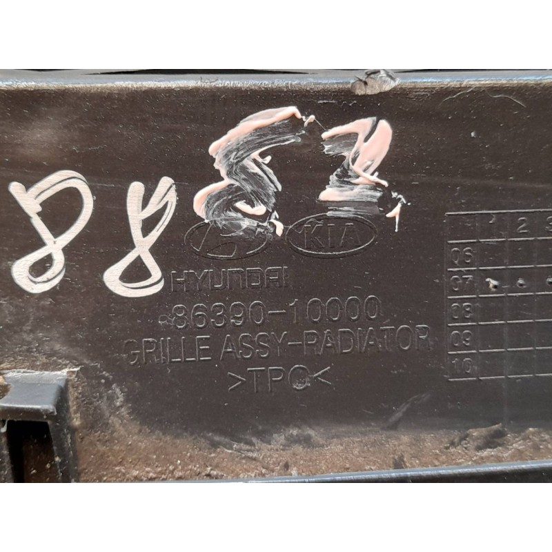 Recambio de rejilla delantera para kia carens (un) emotion referencia OEM IAM 8639010000 - Negro 2
