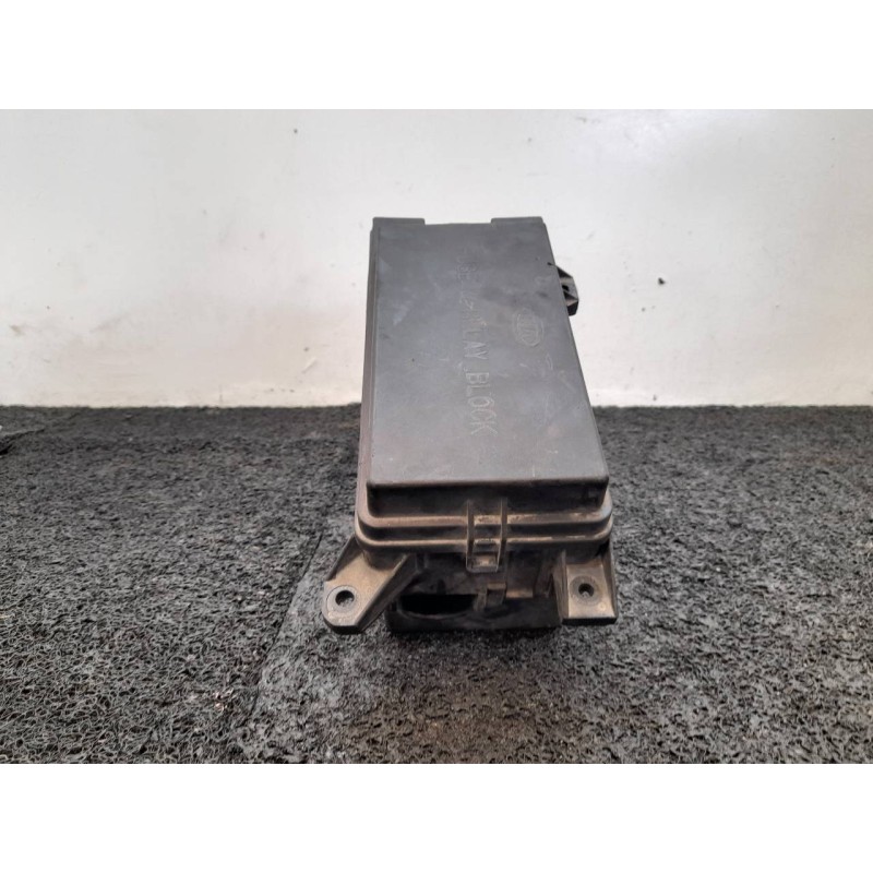Recambio de caja reles / fusibles para kia carnival ii 2.9 cdri ex referencia OEM IAM 1001720004 - Negro 2