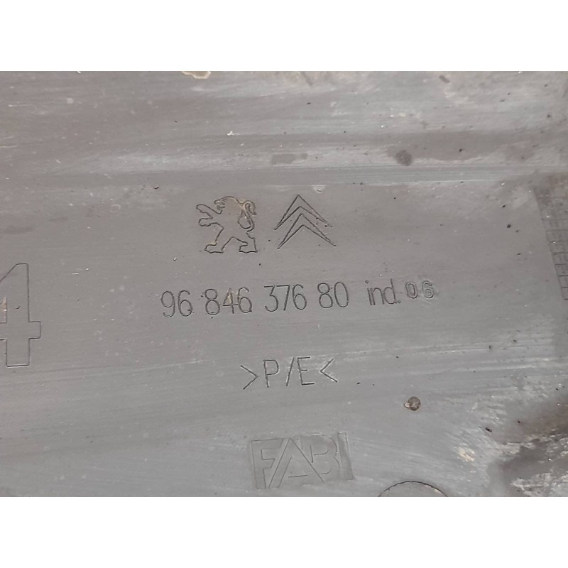 Recambio de paso rueda plastico trasero derecho para peugeot 3008 premium referencia OEM IAM 9684637680 2
