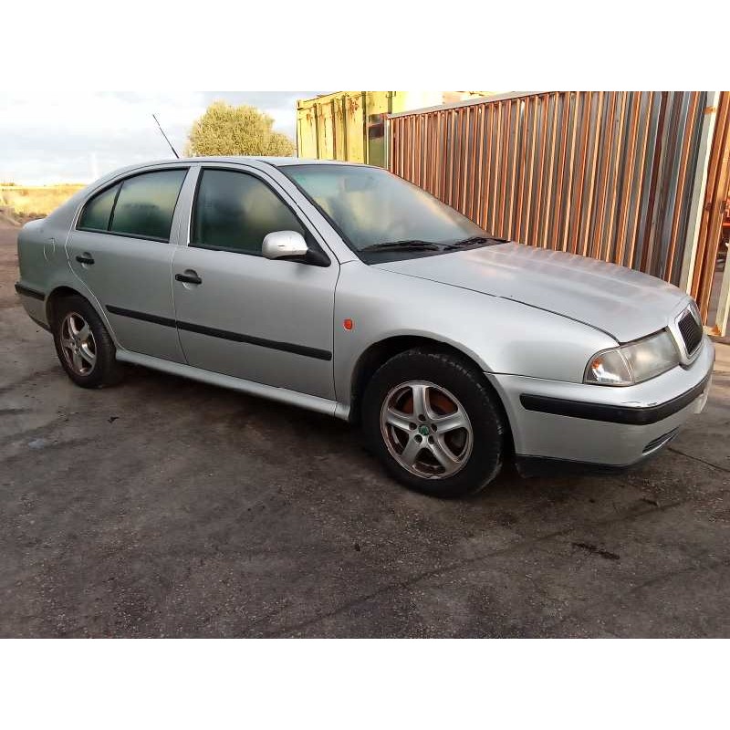 skoda octavia berlina (1u2) del año 2000