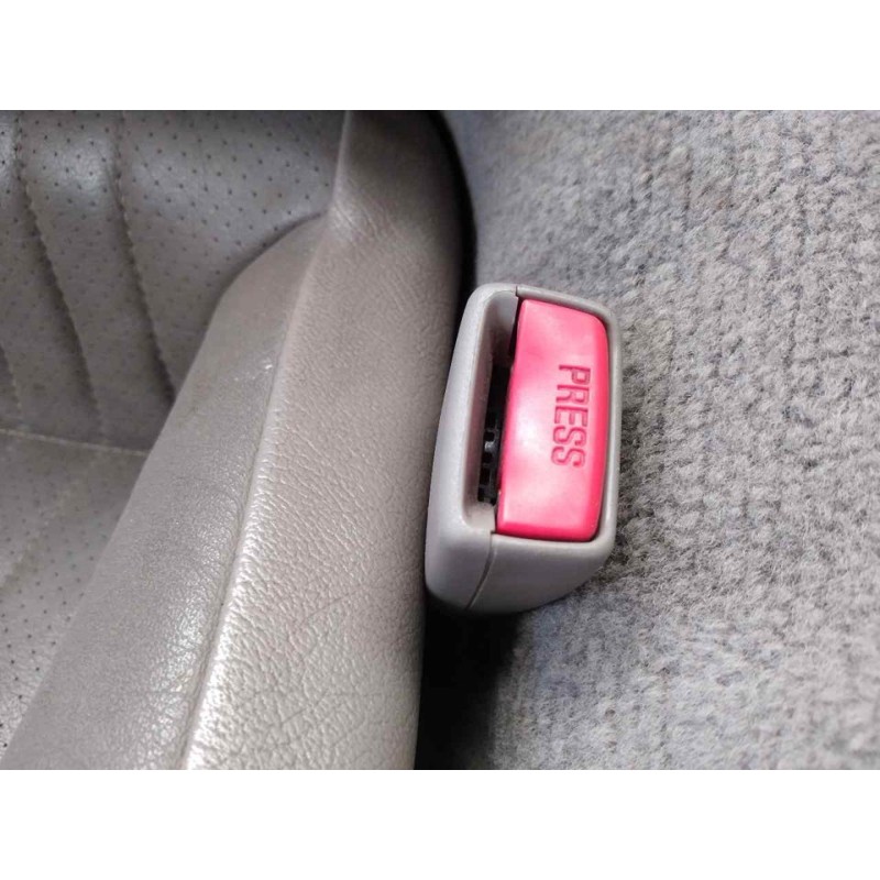 Recambio de enganche cinturon trasero derecho para chevrolet camaro cabrio piel referencia OEM IAM   