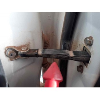 RETENEDOR PUERTA TRASERA DERECHA 