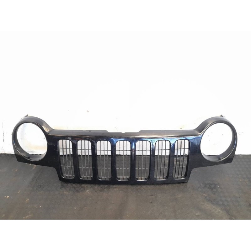Recambio de rejilla delantera para chrysler jeep cherokee (kj) 2.5 crd sport referencia OEM IAM 1109F 5GF25TRMAE 