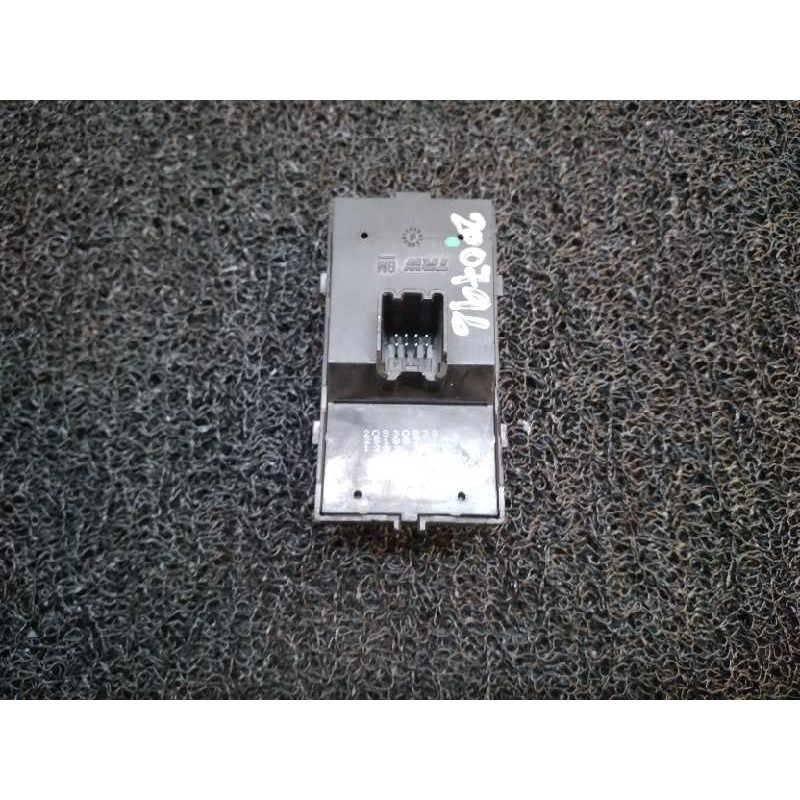 Recambio de mando elevalunas delantero izquierdo para chevrolet orlando lt+ referencia OEM IAM 20830838  TRW - Blanco 4