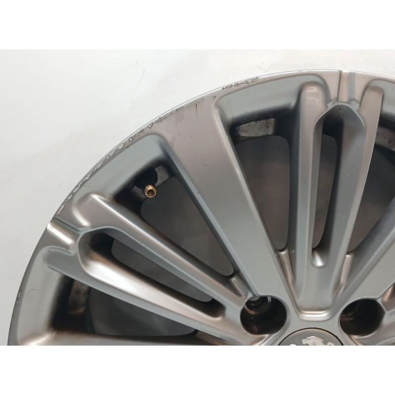 Recambio de llanta para peugeot 208 style referencia OEM IAM 9808137577 - Blanco 2