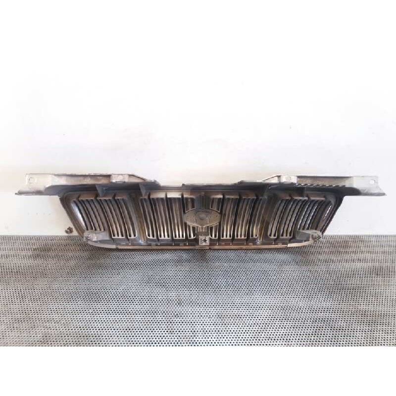 Recambio de rejilla delantera para kia carens 1.8 ls monovolumen referencia OEM IAM - Gris 2