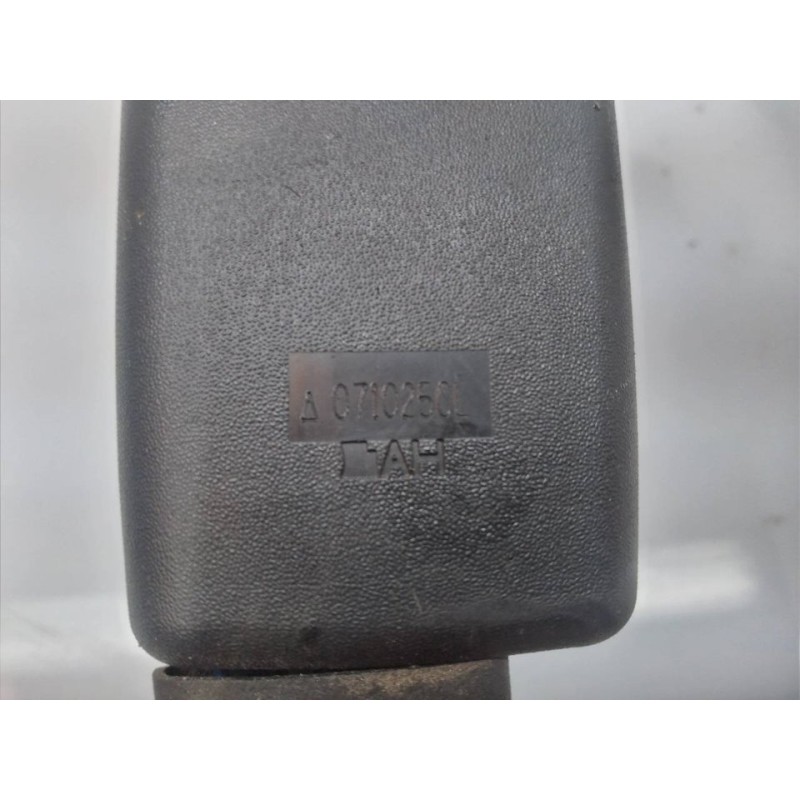 Recambio de enganche cinturon delantero izquierdo para nissan x-trail (t31) se referencia OEM IAM 071025CL - Blanco 3