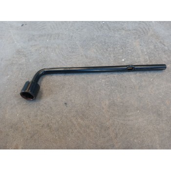 LLAVE RUEDA 