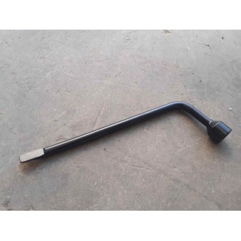LLAVE RUEDA 