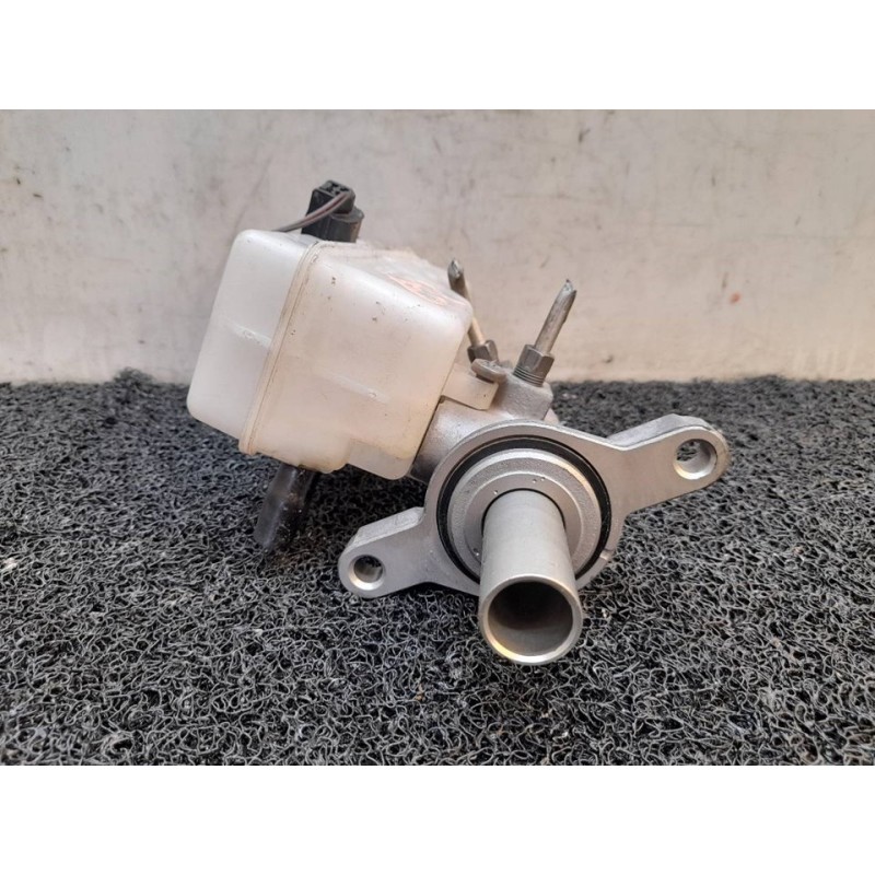 Recambio de bomba freno para dacia duster ambiance 4x4 referencia OEM IAM - Blanco 2