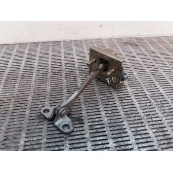 RETENEDOR PUERTA TRASERA IZQUIERDA 