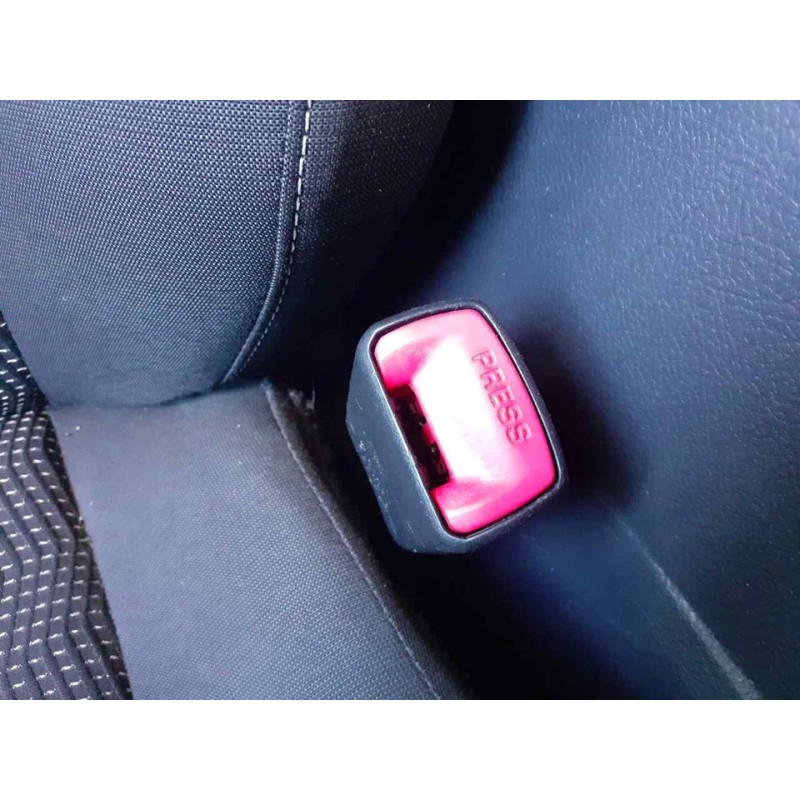 Recambio de enganche cinturon delantero derecho para toyota auris hybrid active referencia OEM IAM   