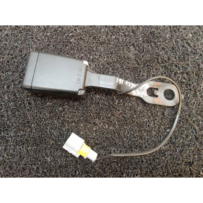 Recambio de enganche cinturon delantero derecho para peugeot 208 style referencia OEM IAM 23812AEU  