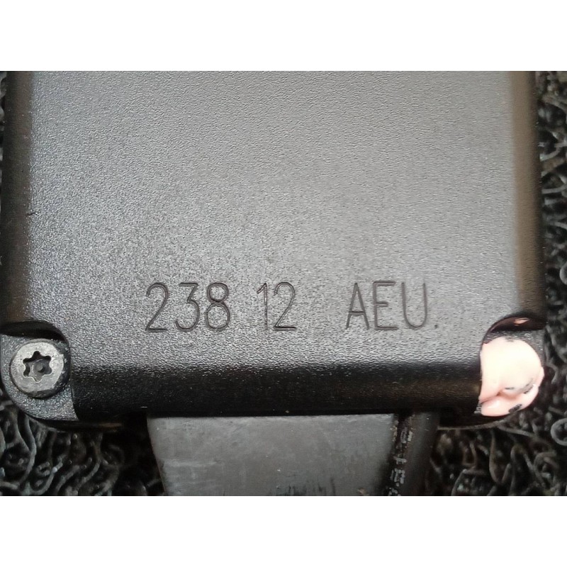 Recambio de enganche cinturon delantero derecho para peugeot 208 style referencia OEM IAM 23812AEU 2