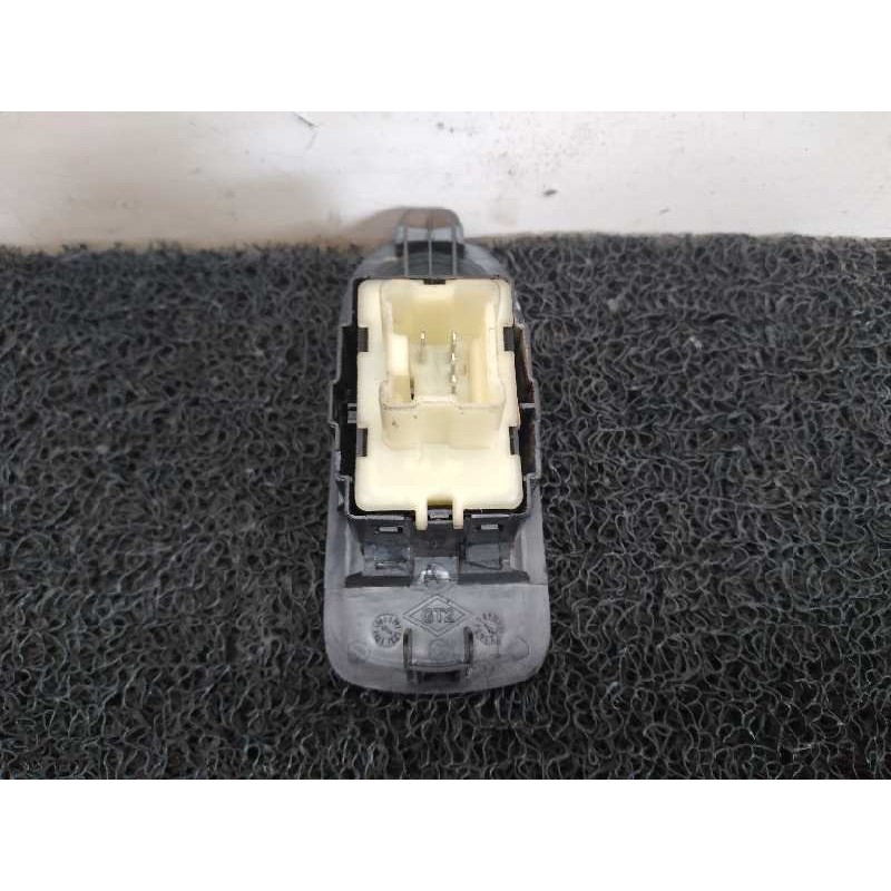 Recambio de mando elevalunas trasero derecho para dacia duster ambiance 4x4 referencia OEM IAM - Blanco 2