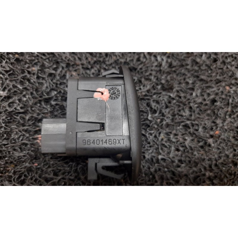 Recambio de mando elevalunas delantero izquierdo para peugeot 1007 dolce referencia OEM IAM 9601469XT 2