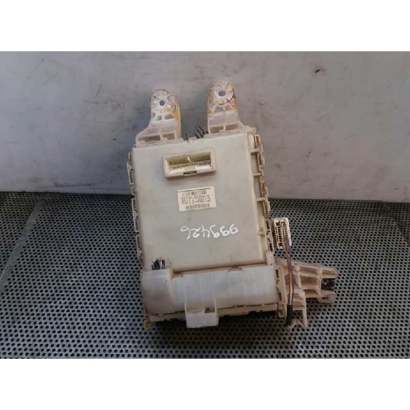 Recambio de caja reles / fusibles para toyota auris 2.0 d-4d cat referencia OEM IAM 8273002150A 02118B12 