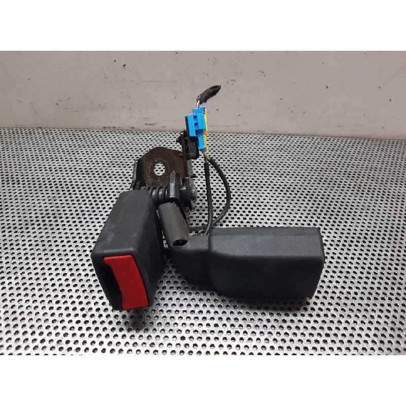 Recambio de enganche cinturon trasero derecho para mercedes-benz clase gla (w156) gla 180 (156.942) referencia OEM IAM A17686004
