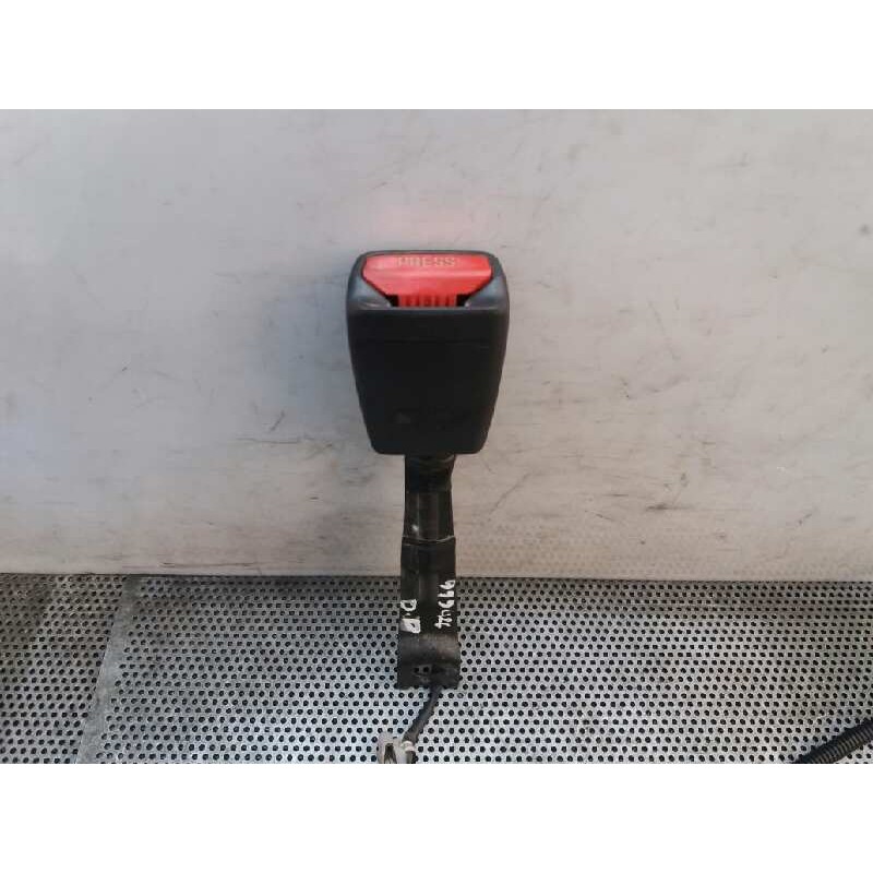 Recambio de enganche cinturon delantero derecho para toyota auris 2.0 d-4d cat referencia OEM IAM   