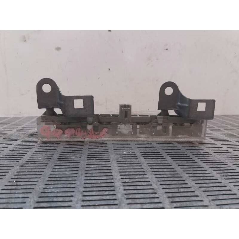 Recambio de luz central de freno para toyota auris 2.0 d-4d cat referencia OEM IAM - Gris 2