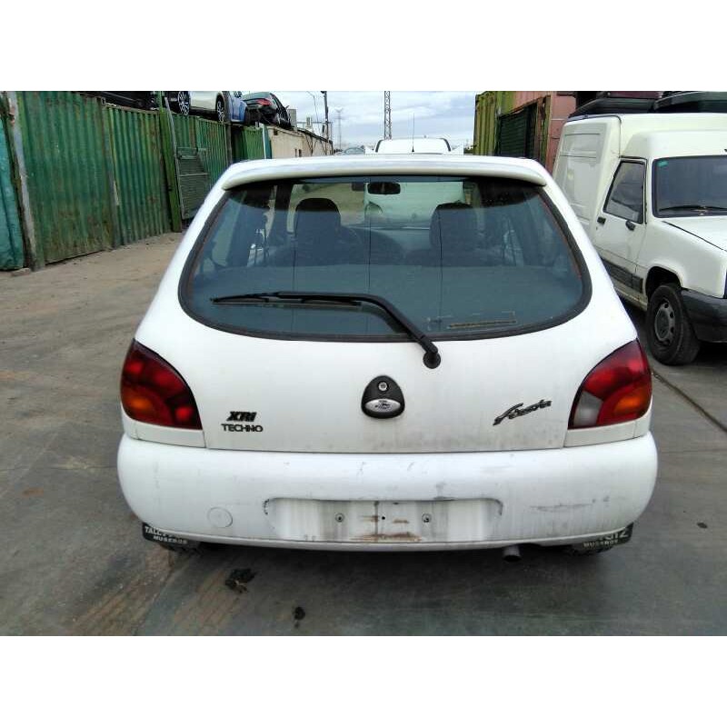ford fiesta berlina del año 1999