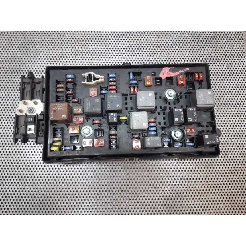 Recambio de caja reles / fusibles para opel insignia berlina cosmo referencia OEM IAM 13222782 13255300 