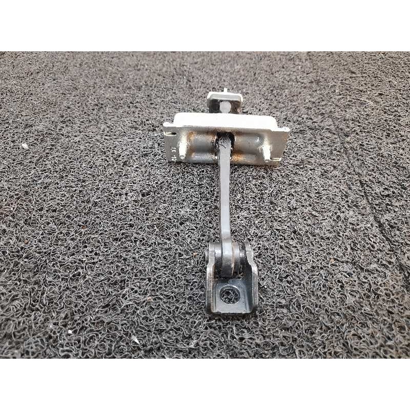 Recambio de retenedor puerta trasera izquierda para opel corsa e selective referencia OEM IAM 13181961 - Blanco 2