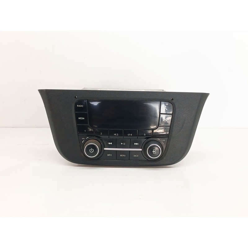 Recambio de sistema audio / radio cd para iveco daily furgon fg h3 batalla 3520 l 35 s ... v referencia OEM IAM 5802256358 - Blanco