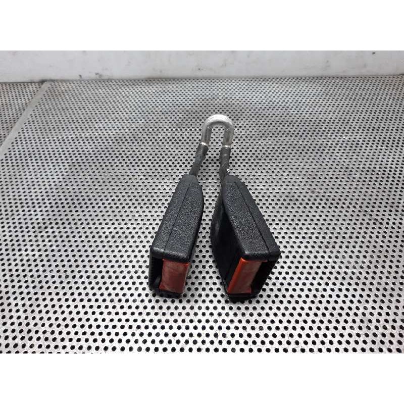 Recambio de enganche cinturon trasero derecho para opel corsa c cosmo referencia OEM IAM   