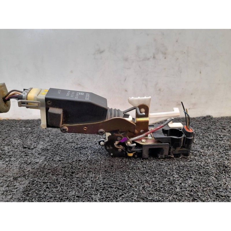 Recambio de cerradura puerta delantera derecha para opel sintra gls referencia OEM IAM 90493702  
