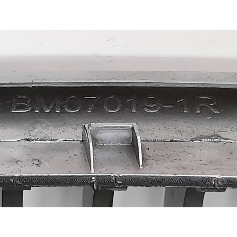 Recambio de rejilla delantera para bmw serie 1 berlina (e81/e87) 118d referencia OEM IAM BM070192R1 - Blanco 2