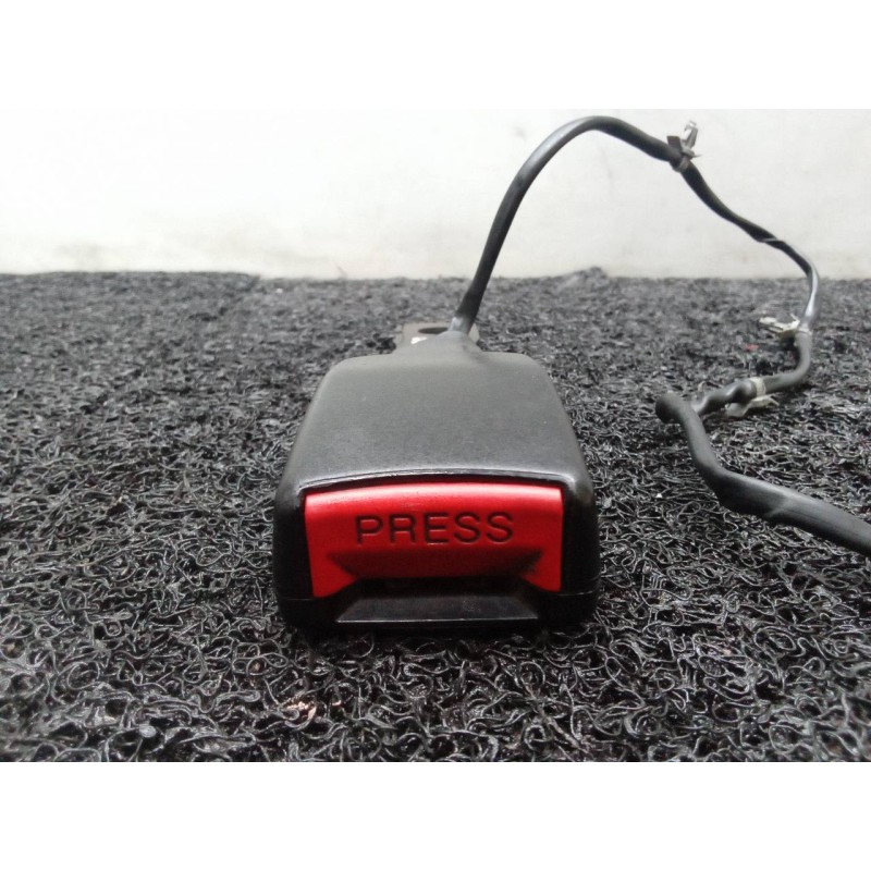 Recambio de enganche cinturon delantero derecho para nissan primera berlina (p12) 1.6 cat referencia OEM IAM 4